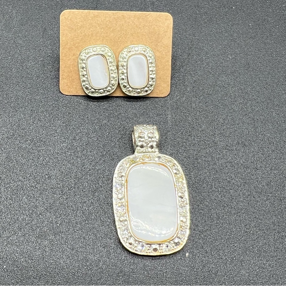 Vintage Style White Cabochon Pendant Necklace & Earrings Rhinestone Set